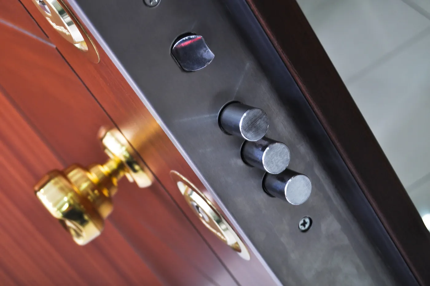Bouton de porte en laiton et pênes multipoints sur une porte en bois à Croissy-sur-Seine